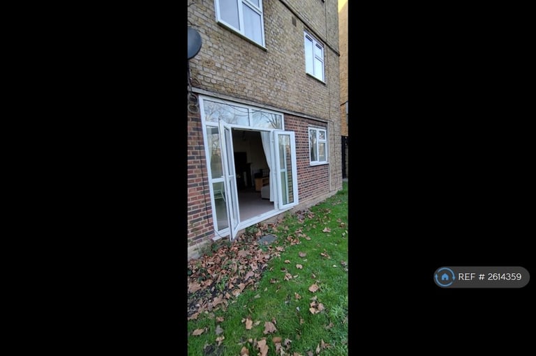 3 bedroom flat in Spencer Park, London, SW18 (3 bed) (#2614359)