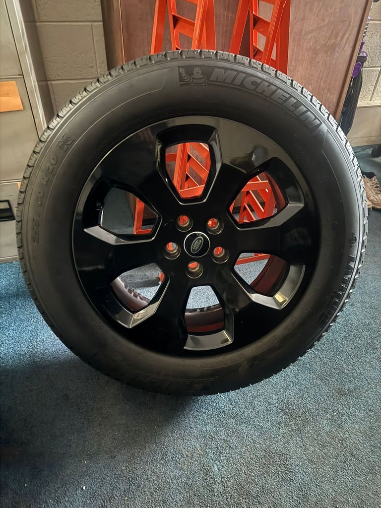 Land Rover Defender Alloy Wheels With Michelin Tyres 255/60/R20 Excellent condition