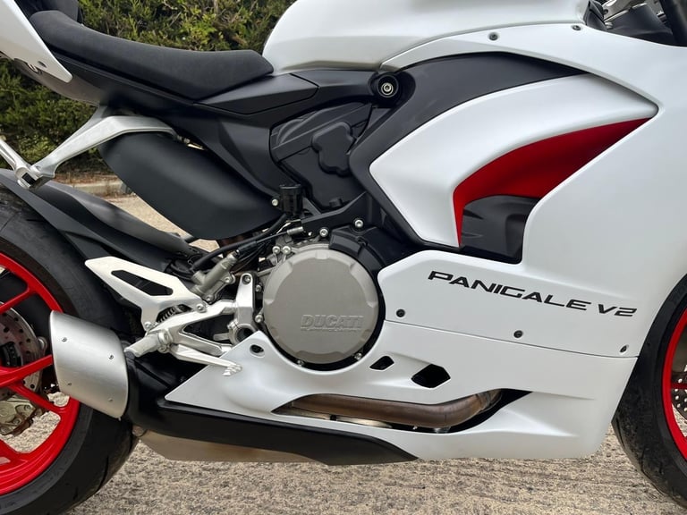 2022 71 DUCATI PANIGALE V2 WHITE - 1421 MILES HPI CLEAR SPORTS 955 NEW MOT