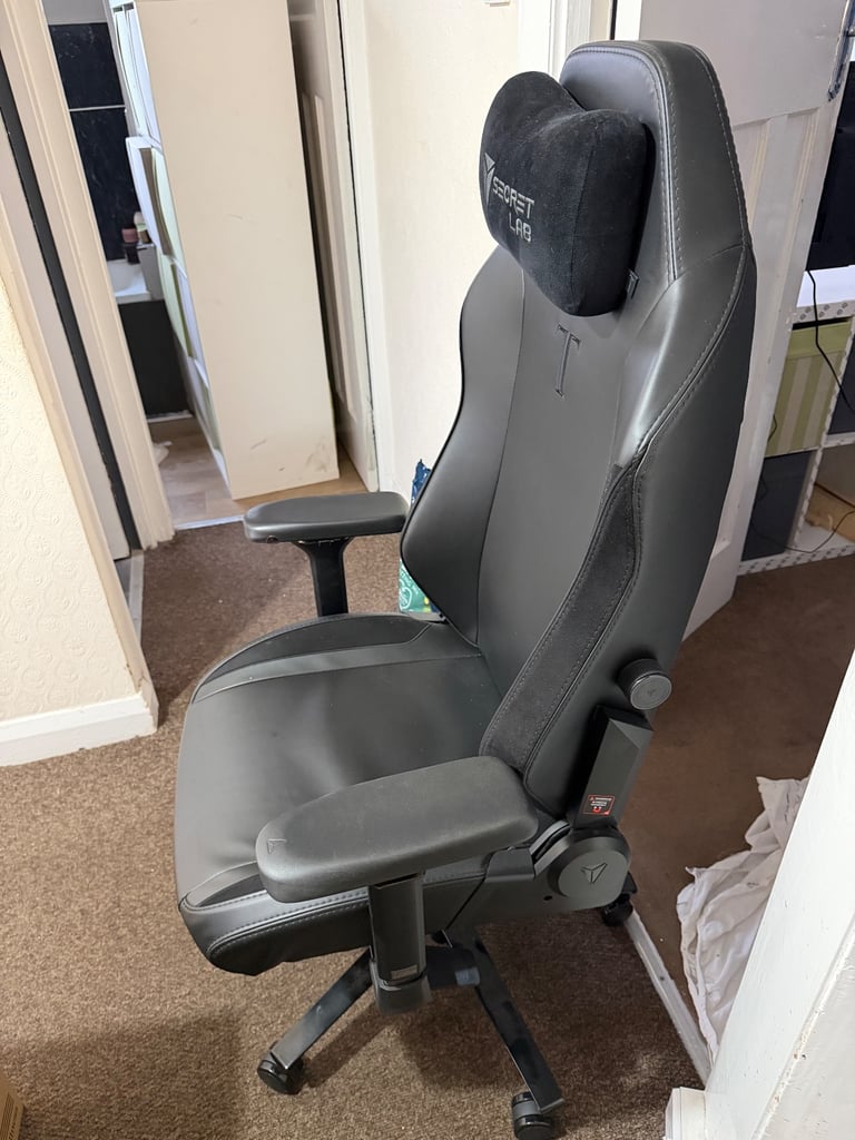 Secretlab TITAN Evo 2022 Gaming Chair – £180 (price slightly negotiable)