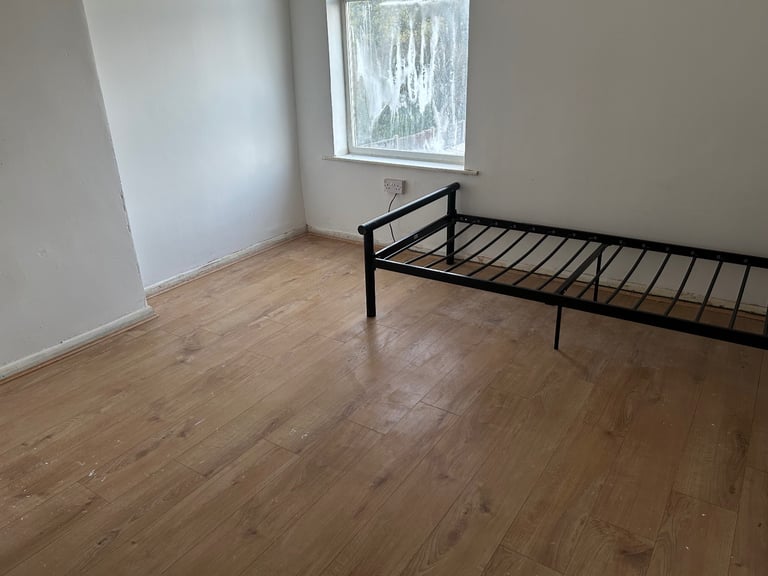 3 bedroom, 2 reception rooms town centre location 