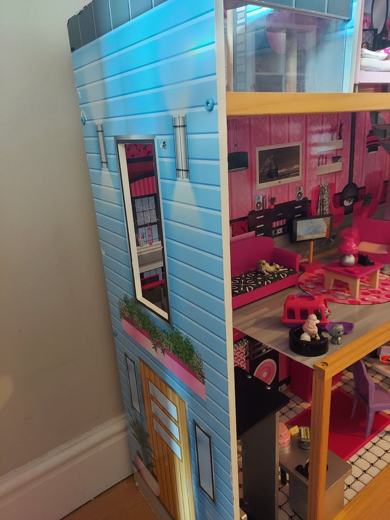 Stunning sturdy wooden barbie/doll house fully furnished (134cmX128cmX36cm)