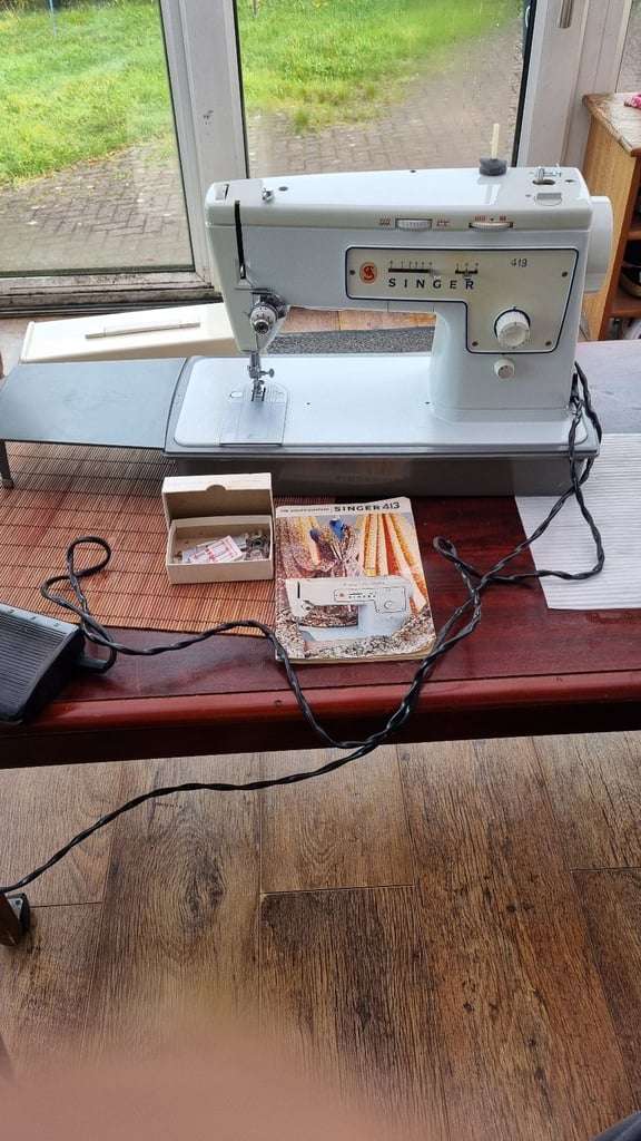 image for SINGER 413 SEWING MACHINE EXCELLENT CONDITION PERFECT FOR SEWING ENTHUSIASTS. MAKE ME A OFFER 