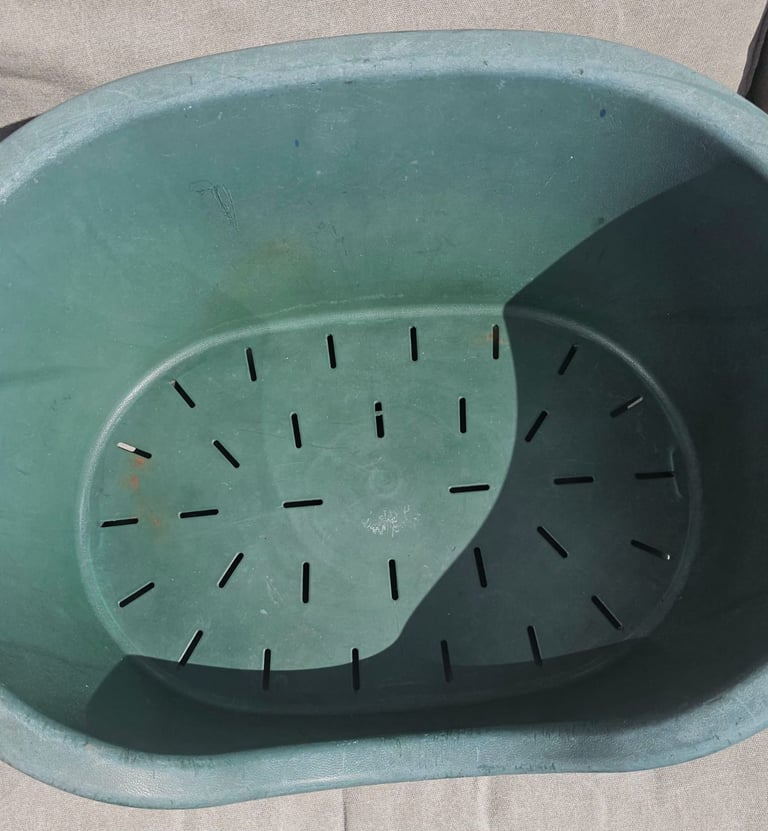 Dog box bed plastic cat bed  Green chingford E4