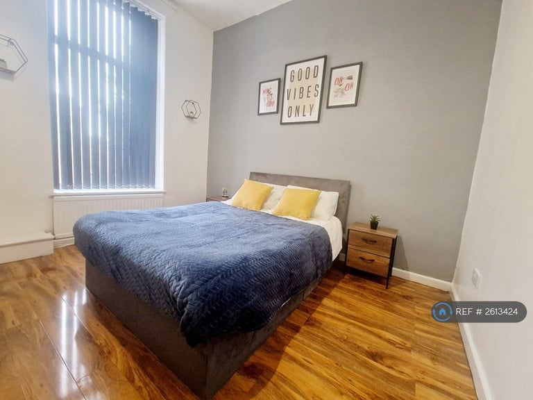 3 bedroom flat in Polygon Road, Manchester, M8 (3 bed) (#2613424)