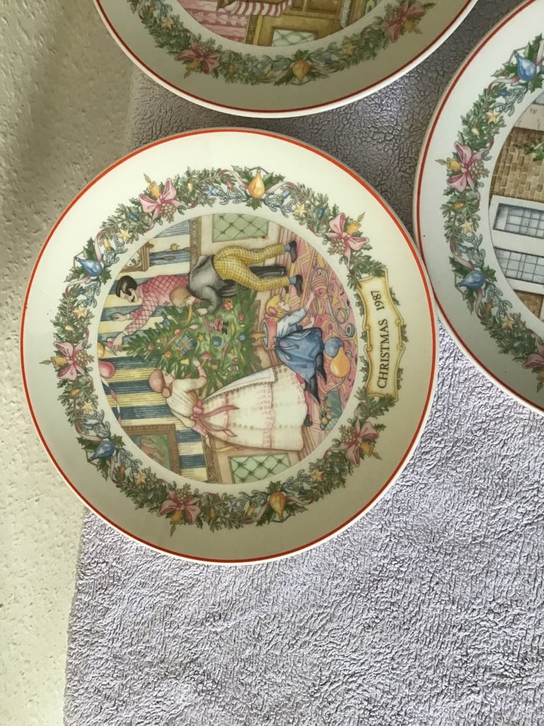 WEDGWOOD VINTAGE CHRISTMAS TRADITIONS PLATES