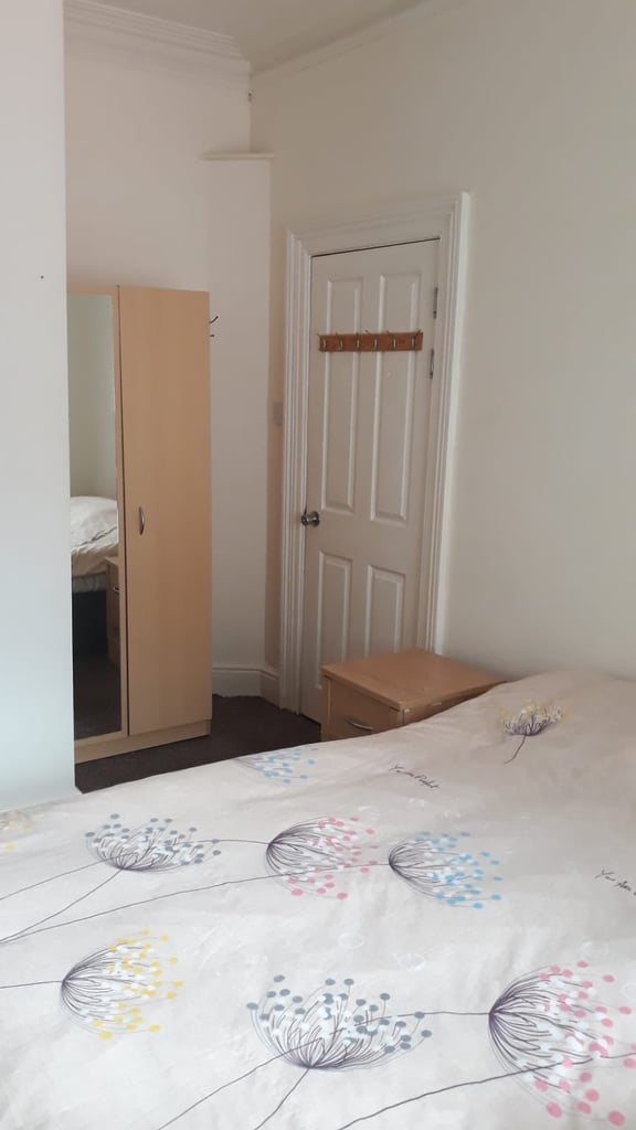 Spacious & Cosy Ensuite Room for Rent M19 2DU