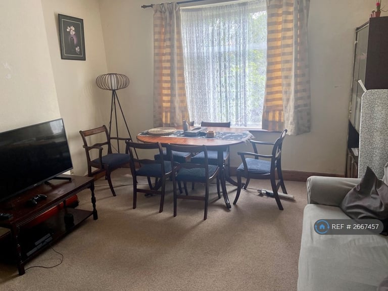 2 bedroom flat in London, London, SW18 (2 bed) (#2667457)