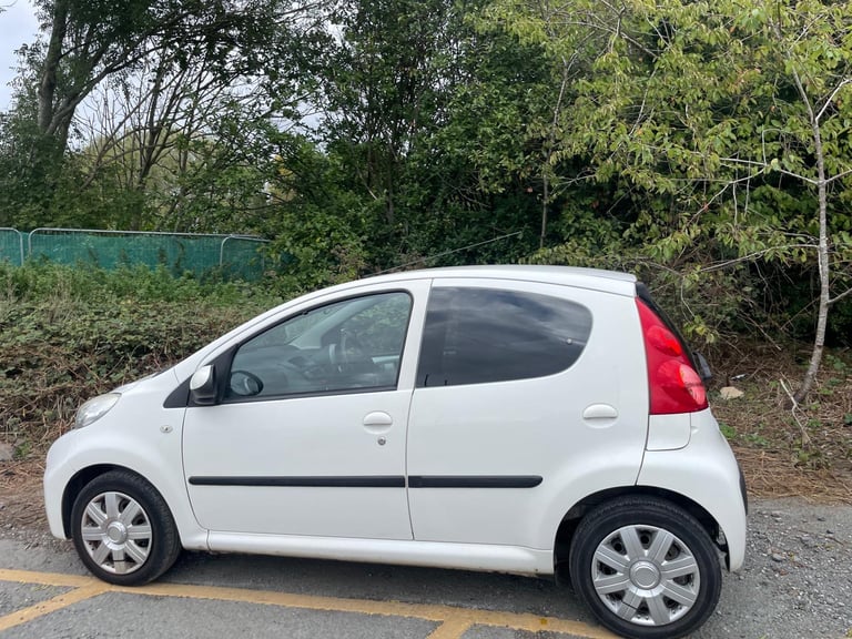 PEUGEOT 107 1.0 ENVY 60 REG WHITE 5 DOOR MOT FEBRUARY 2026 TAX £20 LOW INSURANCE 60+MPG