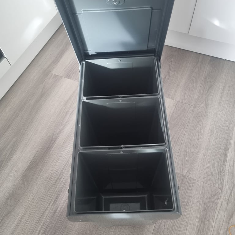 🗑️ Under Sink Bin – Perfect Condition!