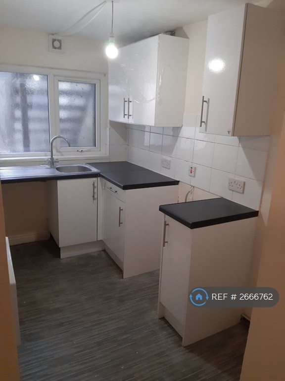 1 bedroom flat in Belgrave Square, Darwen, BB3 (1 bed) (#2666762)