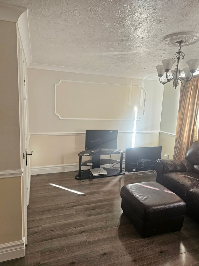 3 Bedroom Luxury Flat, With 1 bath, 1 Shower Available to Rent In North Thamesmead, London