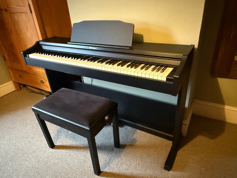 Roland RP102 Digital Piano in excellent condition