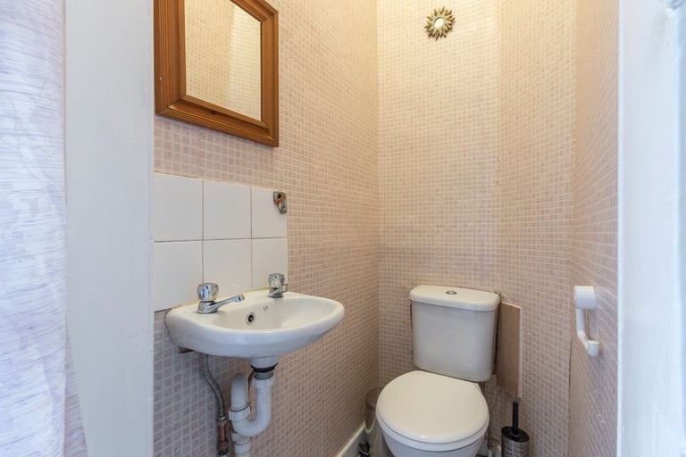 Fantastic, 2 bedroom, 2nd floor flat near the Meadows – available November