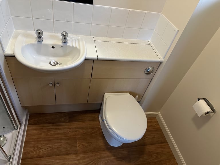 Excellent Location, Big Room Professional flatmates 