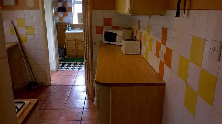 Double room to let rent  in central Swindon town home