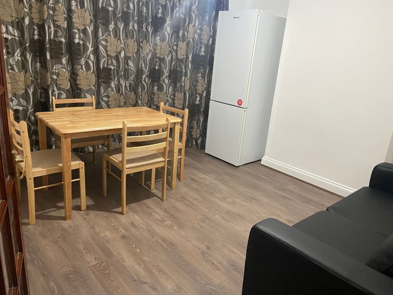 3/4 bedroom semidetached house furnished at kingsbury & Colindale 