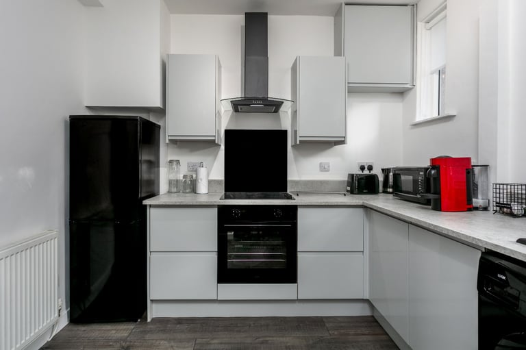 ATTENTION CONTRACTORS & FAMILIES - short term let / accommodation ***2 mins from train station ***