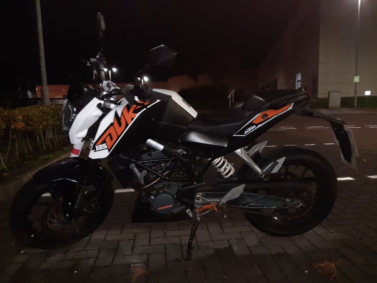 KTM DUKE 125 2015 , 125cc low mileage, long MOT