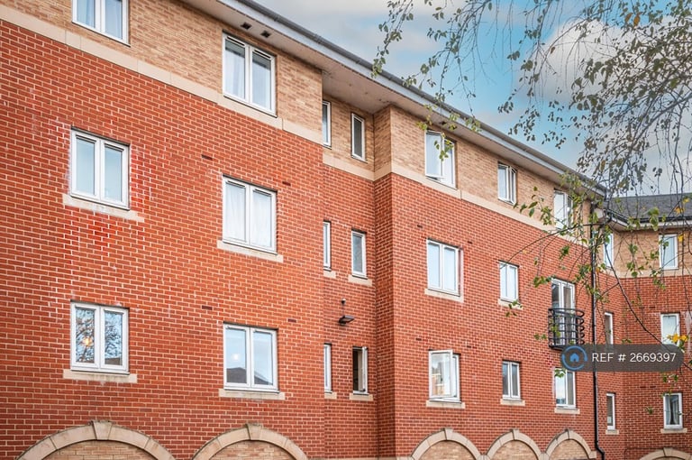 3 bedroom flat in Saltash Road, Swindon, SN2 (3 bed) (#2669397)