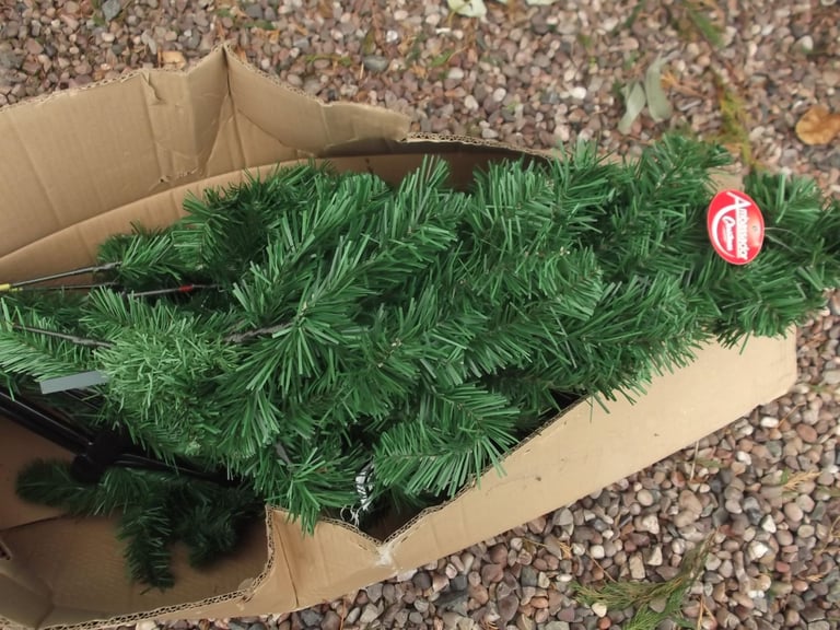 Christmas Tree 5FT Hinged- Metal Base Unused