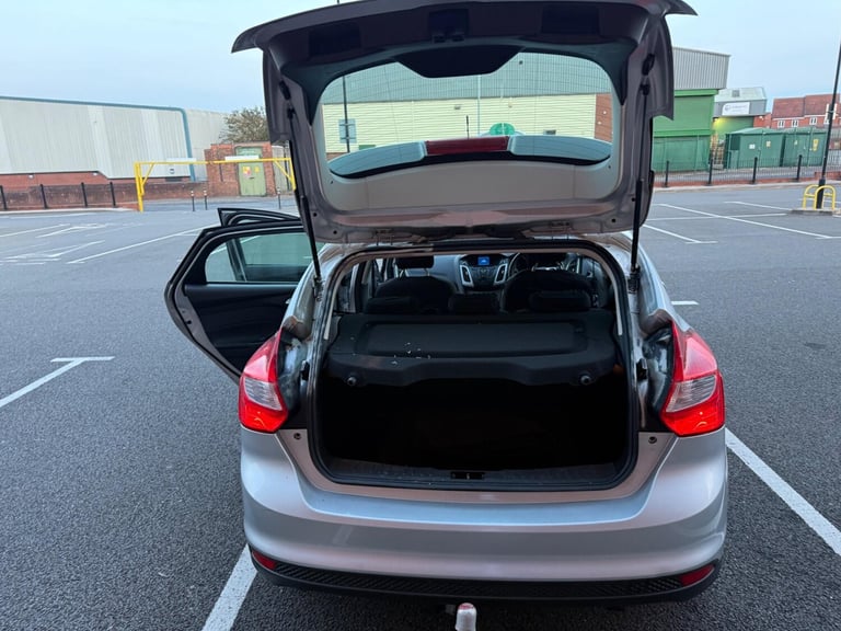  Ford Focus 1.6 Zetec Powershift Euro 5 5dr Petrol Automatic
