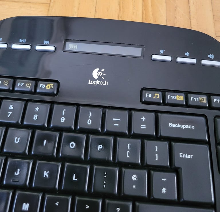 Logitech MK700 Wireless Full Size Keyboard + Wrist Rest