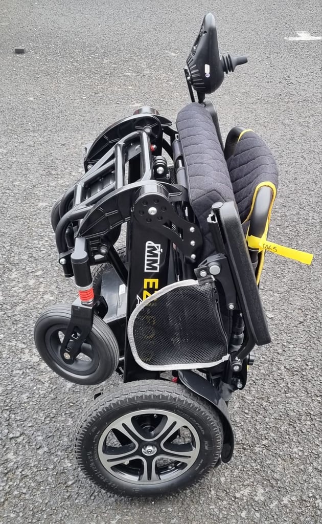 MONARCH MOBILITY EZI-FOLD AUTO- Autofolding Mobility Scooter. SHOWROOM CONDITION