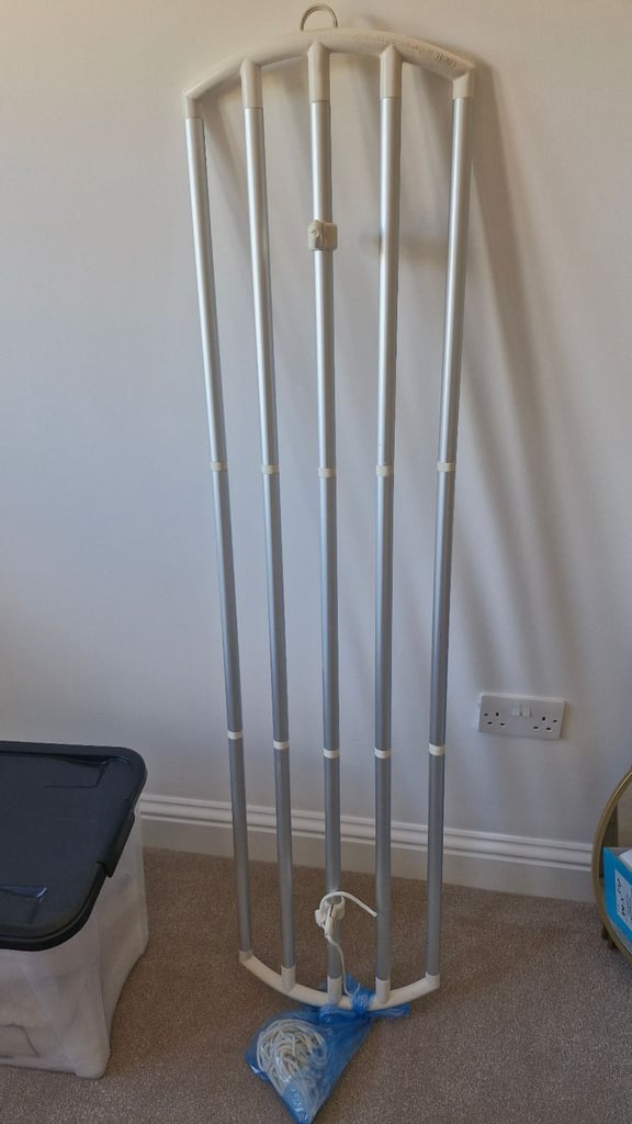 Extendable ceiling airer The New Clothes Line Company 