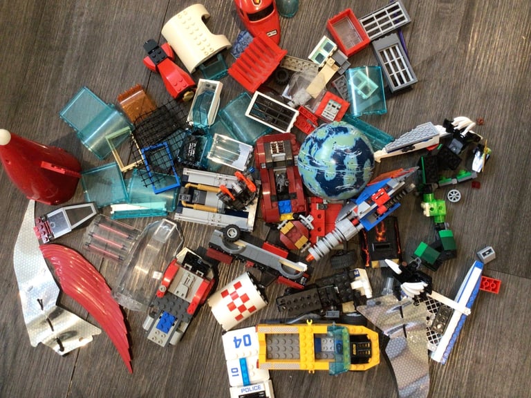 Lego 12 kg in weight, lots of parts, some Lego city, some Lego friends and stars wars etc 