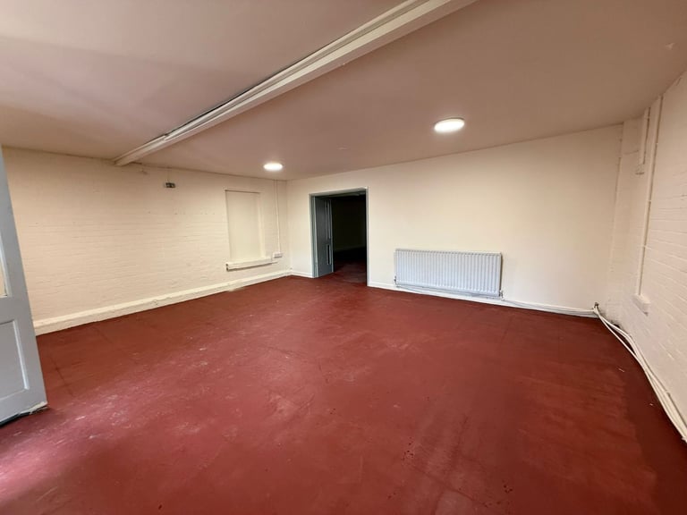 3,184sq. ft. Warehouse/Storage Unit to let in Whittington. Car Parking. Flexible Lease Terms.