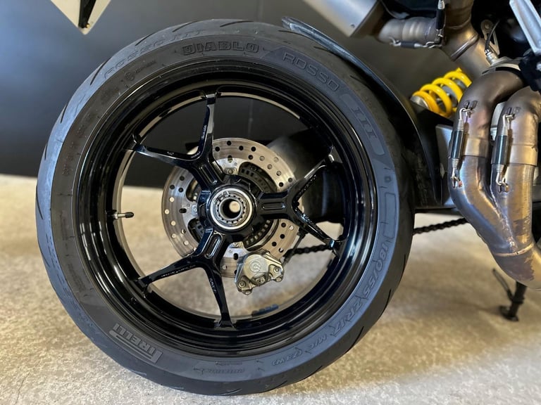 STUNNING LOW MILEAGE 2019/19 DUCATI HYPERMOTARD 950 MOTORCYCLE 