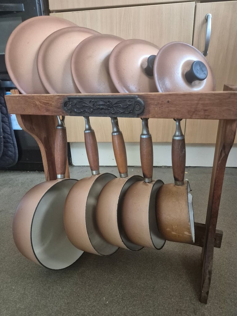Lecrueset cast iron saucepan set