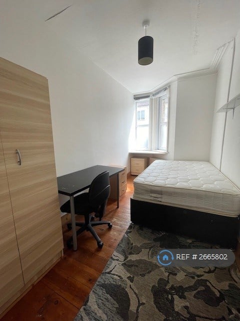 6 bedroom house in Artillery Road, Guildford, GU1 (6 bed) (#2665802)