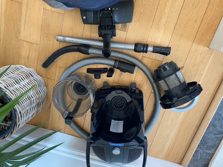 Bosch GS60, bagless vacuum cleaner (collect near junction 35 off M1)