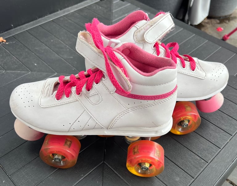 Girls Roller Skates. Size 3.  LIGHT UP WHEELS