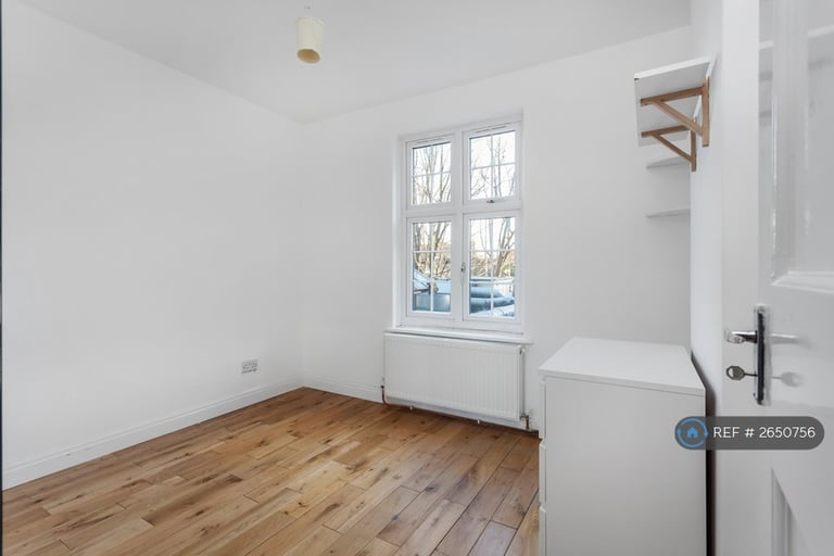 2 bedroom flat in The Green, London, W5 (2 bed) (#2650756)