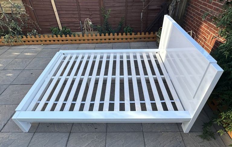 Lovely Julian Bowen Modern High Gloss 4ft6 Double Size Bed Frame – Superb Condition