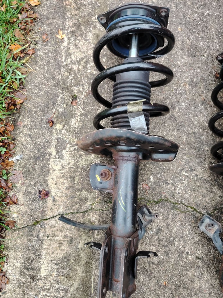 Nissan Nv200 front strut shock absorber assembly both