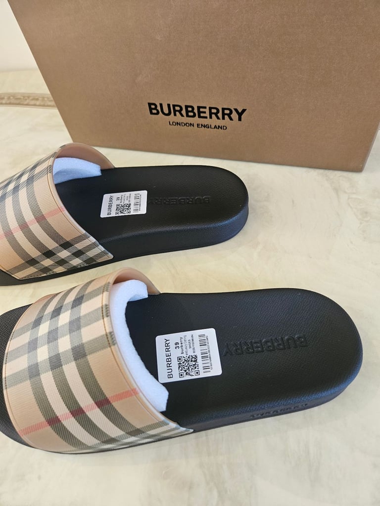 Burbberry sliders size uk6
