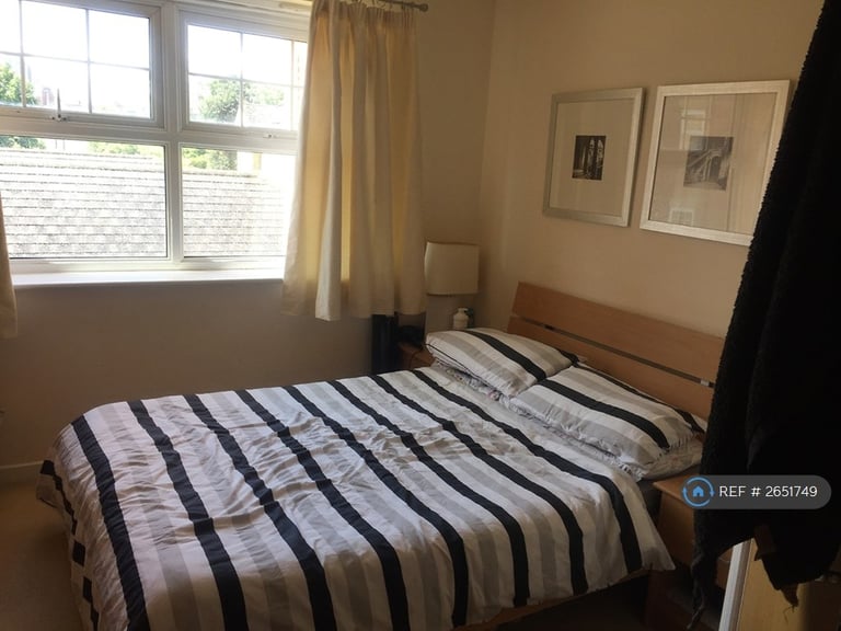 2 bedroom flat in The Clock Tower, Woking, GU21 (2 bed) (#2651749)