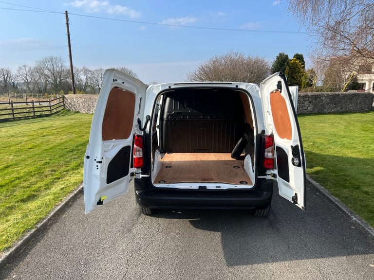 VAUXHALL COMBO-E 2300 100kW 50kWh DYNAMIC AUTOMATIC L1 VAN 71 REG 12,800 MILES