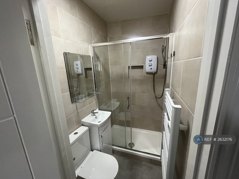 Studio flat in Garratt Lane, London, SW17 (#2632176)