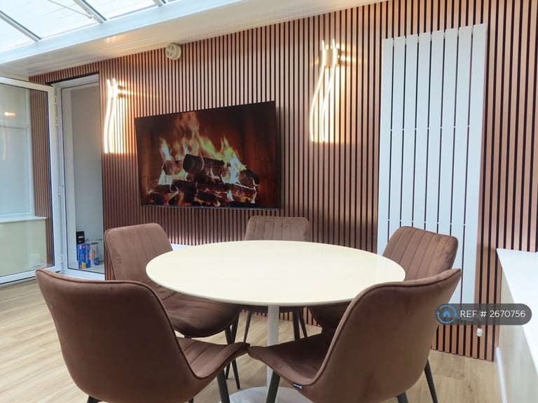 8 bedroom house in Harlaxton Drive, Nottingham, NG7 (8 bed) (#2670756)