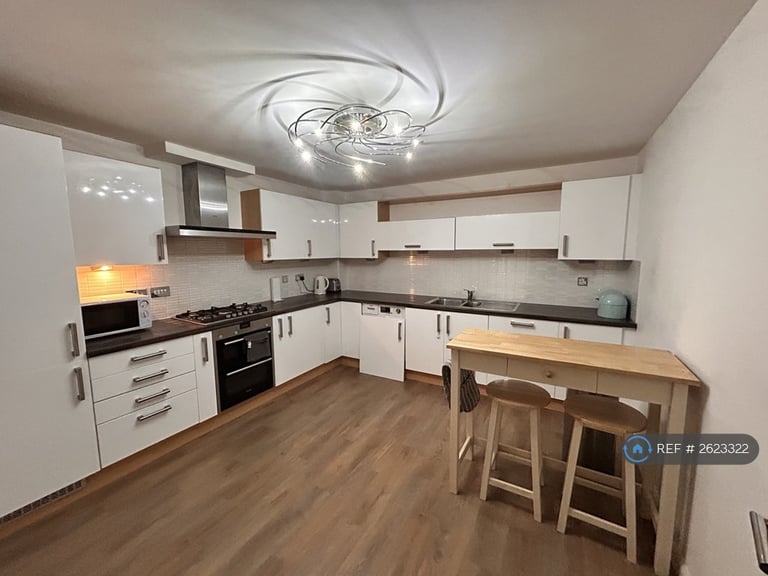 3 bedroom flat in Chesterfield Gardens, Glasgow, G12 (3 bed) (#2623322)