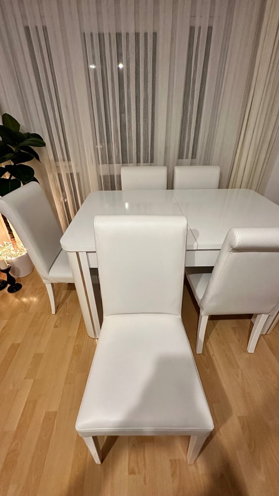 Extendable White Gloss Dining Table with 6 Leather Chairs 