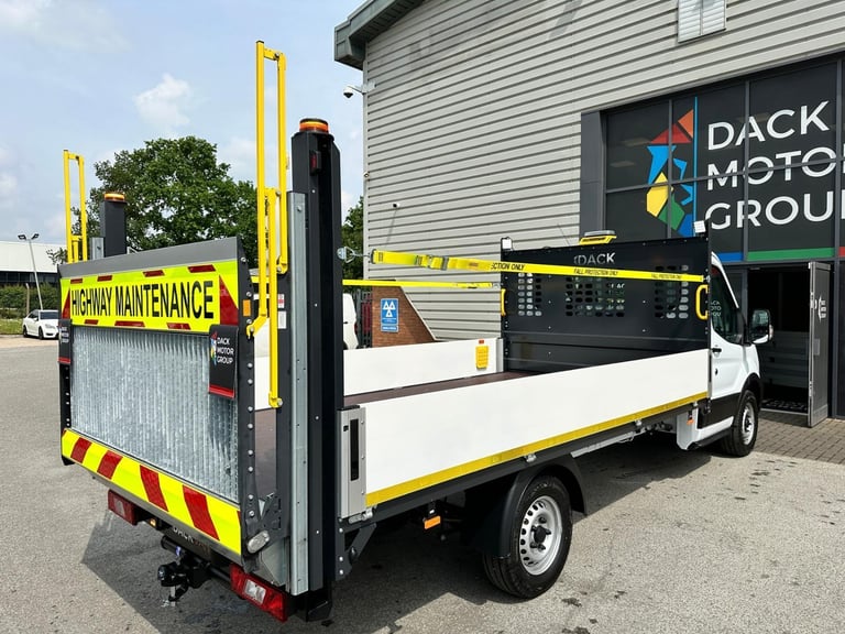 75 Reg, Ford Transit L4 130-Ps,FWD,Traffic Management Dropside, Tow Bar, Air-Con