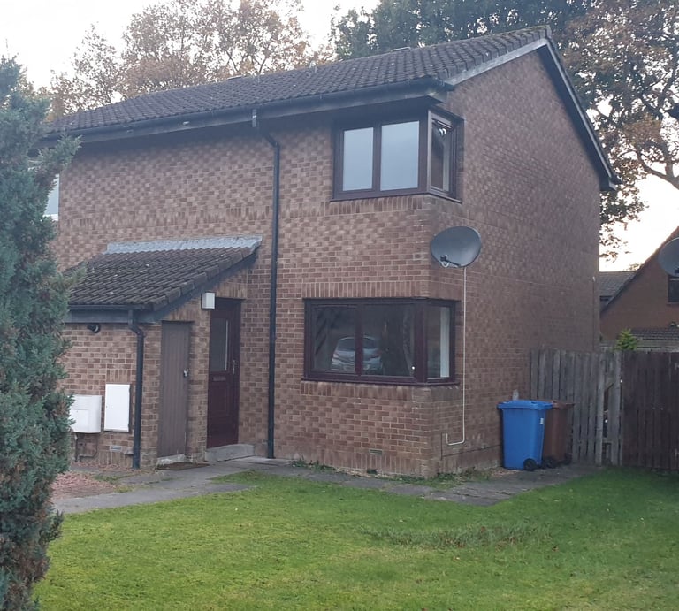 SEMI DETACHED 2 BEDROOM HOUSE WITH DRIVEWAY IN MURIESTON.