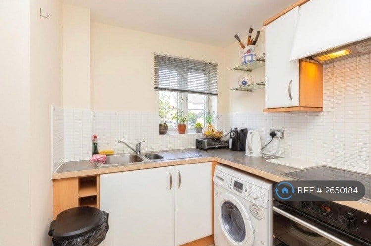 2 bedroom flat in Woodley House, Witney, OX28 (2 bed) (#2650184)
