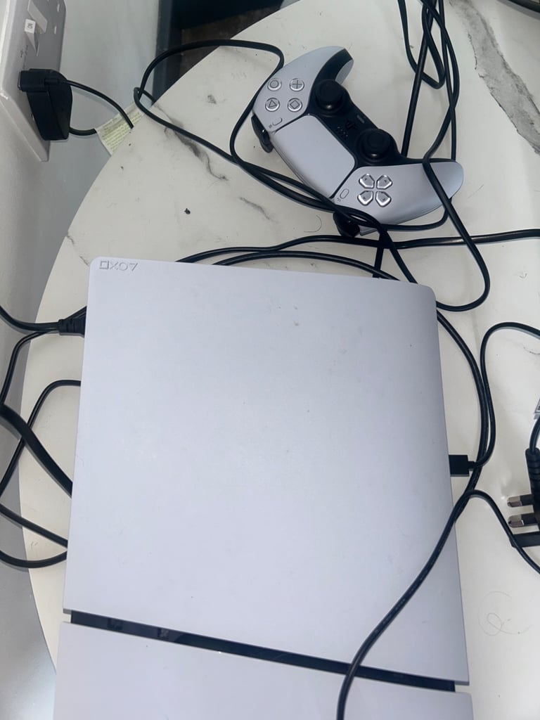 PLAYSTATION 5 SLIM BRAND NEW USED 2 TIMES